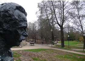 parc georges brassens avec la statue du chanteur