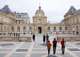 palais du luxembourg courtyard in paris